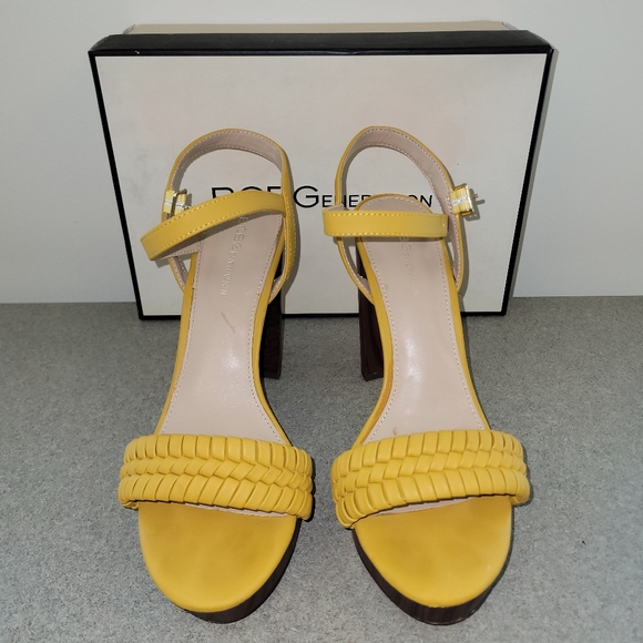 💥BCBG Generation Platform Sandals💥 - Picture 2 of 9